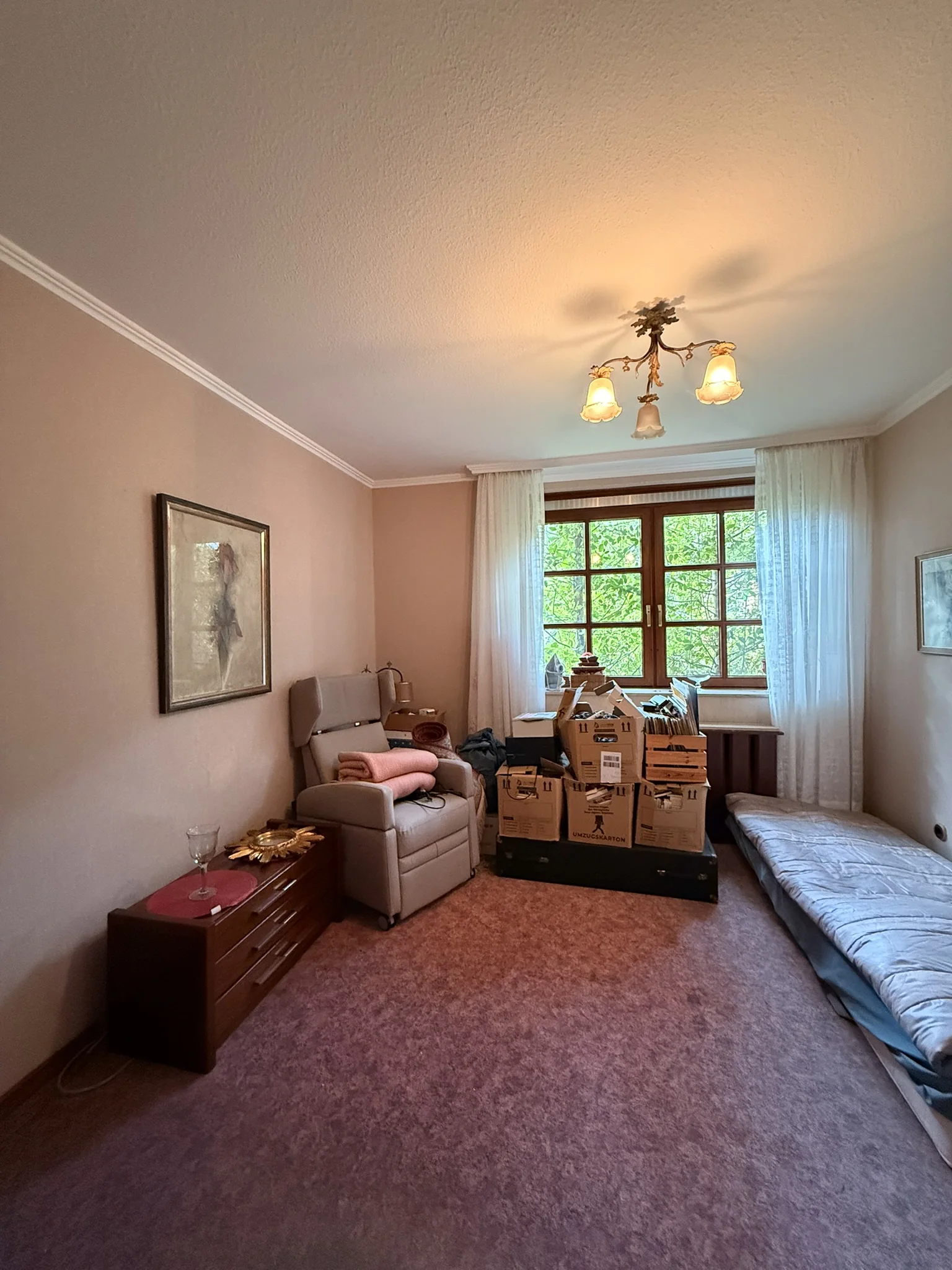 Bungalow in Hamburg-Marmstorf – Schlafzimmer mit Gartenblick