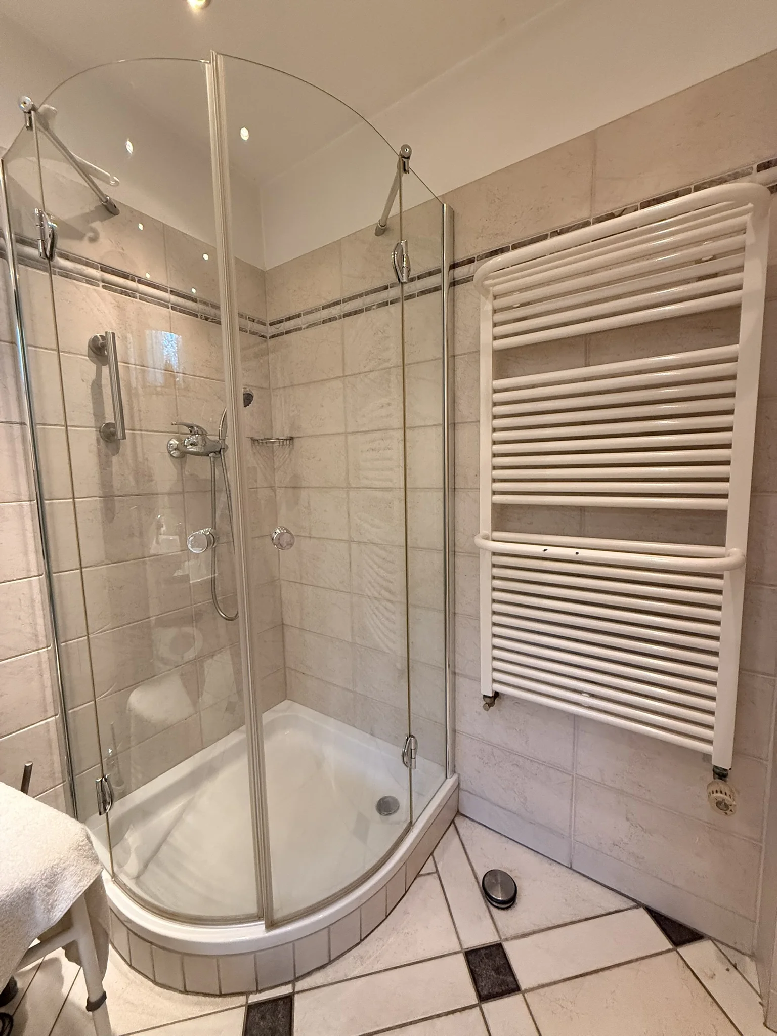 Bungalow in Hamburg-Marmstorf – Dusche im Tageslichtbad