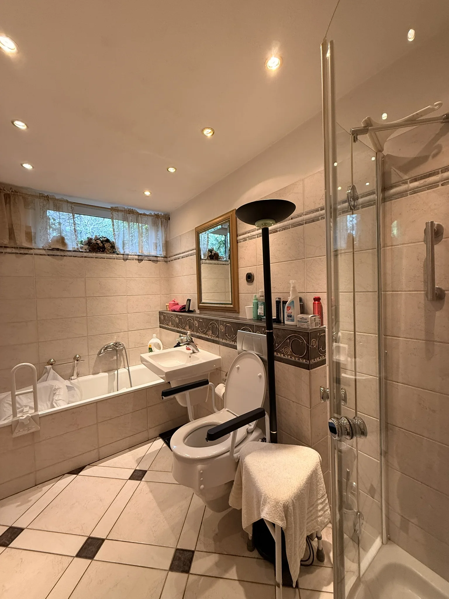 Bungalow in Hamburg-Marmstorf – Tageslichtbad mit Wanne und Dusche