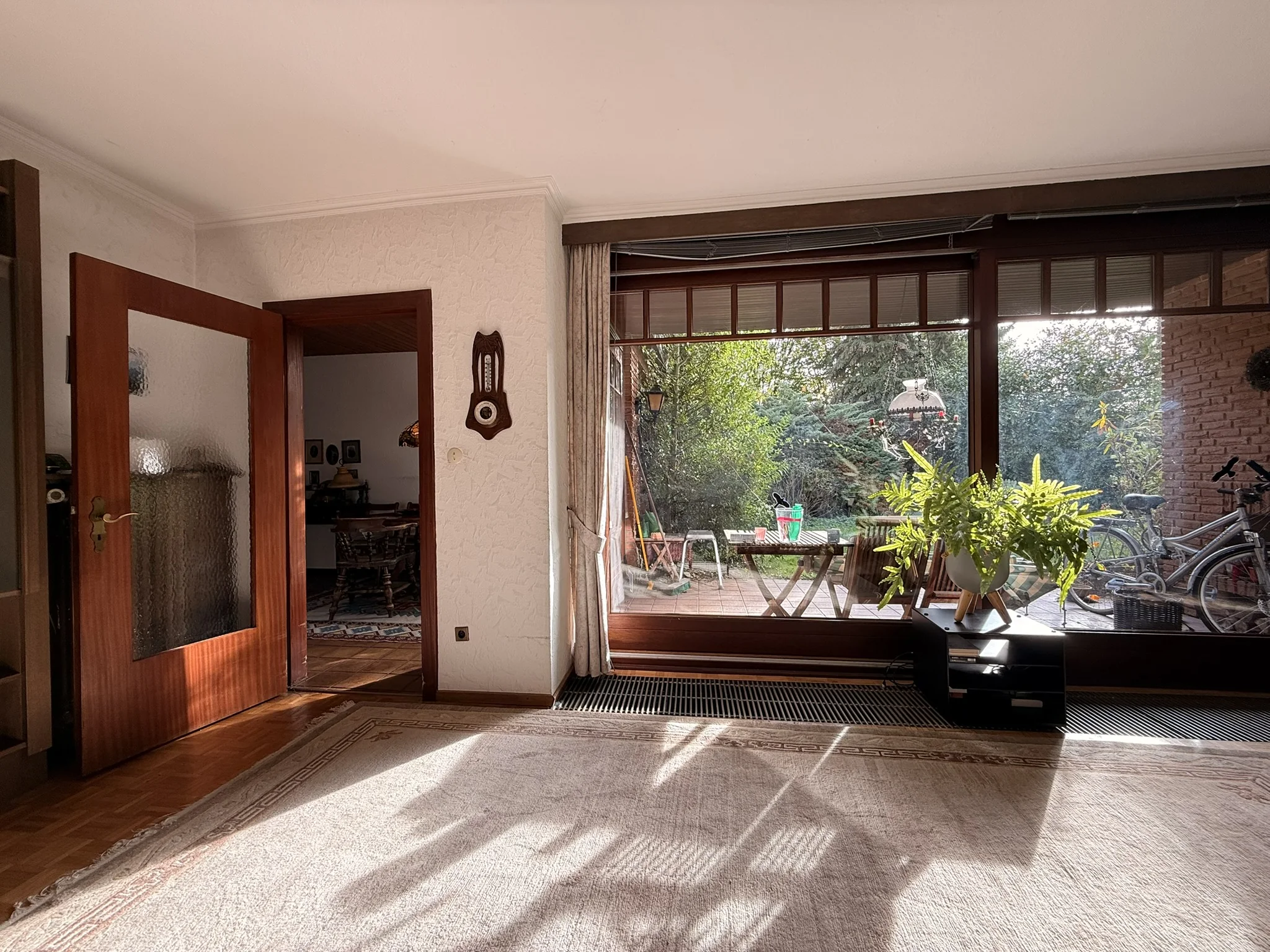 Bungalow in Hamburg-Marmstorf – Wohnzimmer mit Zugang zur Terrasse
