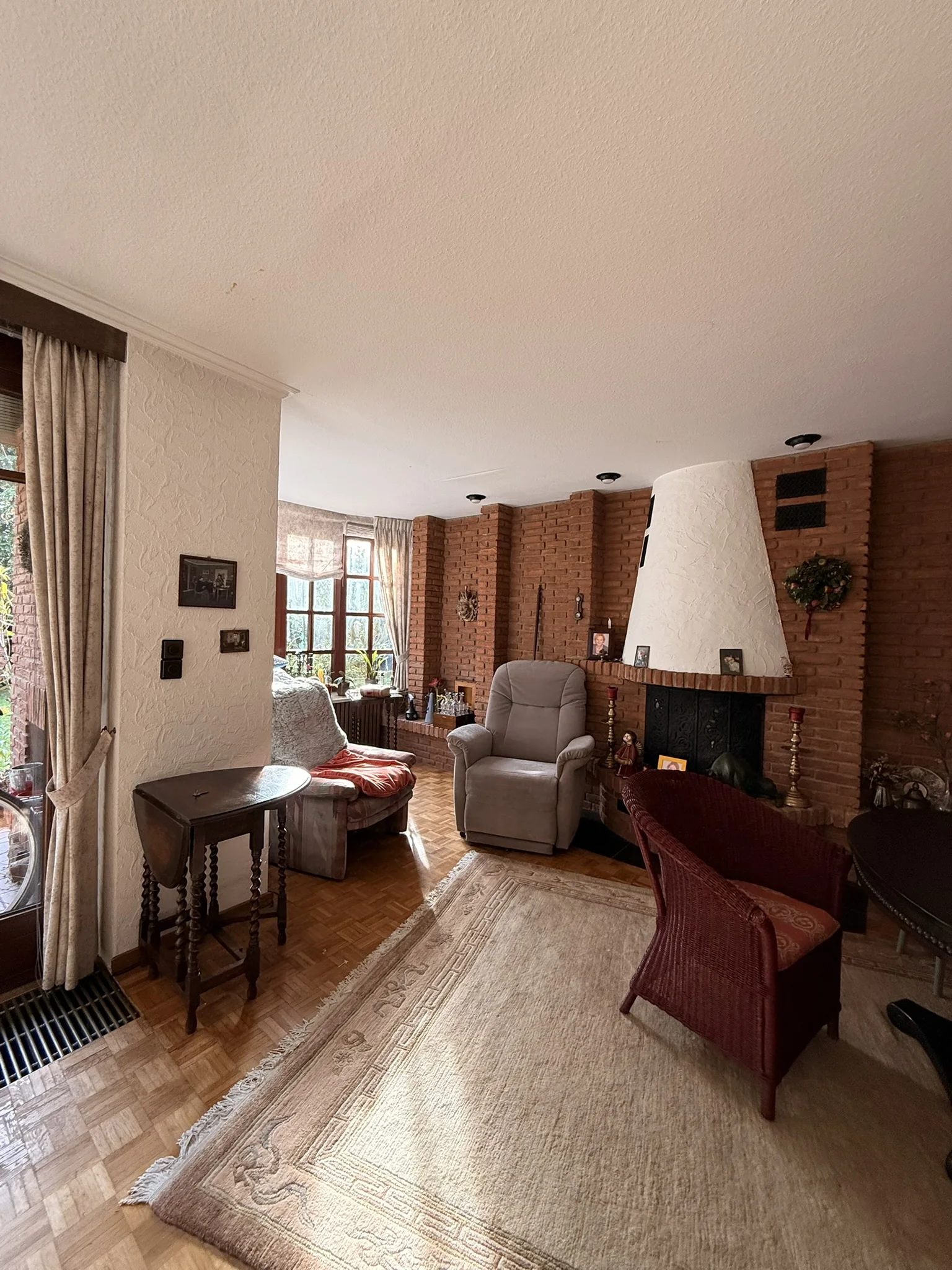 Bungalow in Hamburg-Marmstorf – Kaminbereich im Wohnzimmer