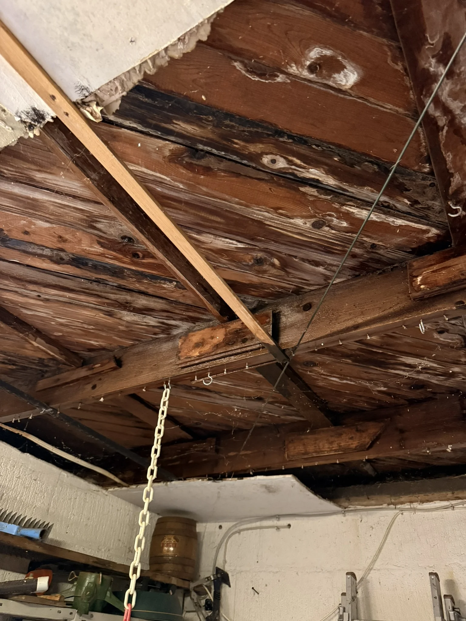 Bungalow in Hamburg-Marmstorf – Innenansicht des Garagendachs