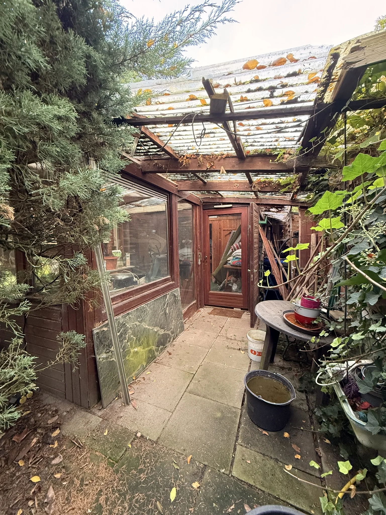 Bungalow in Hamburg-Marmstorf – Geschützter Seitenbereich am Haus