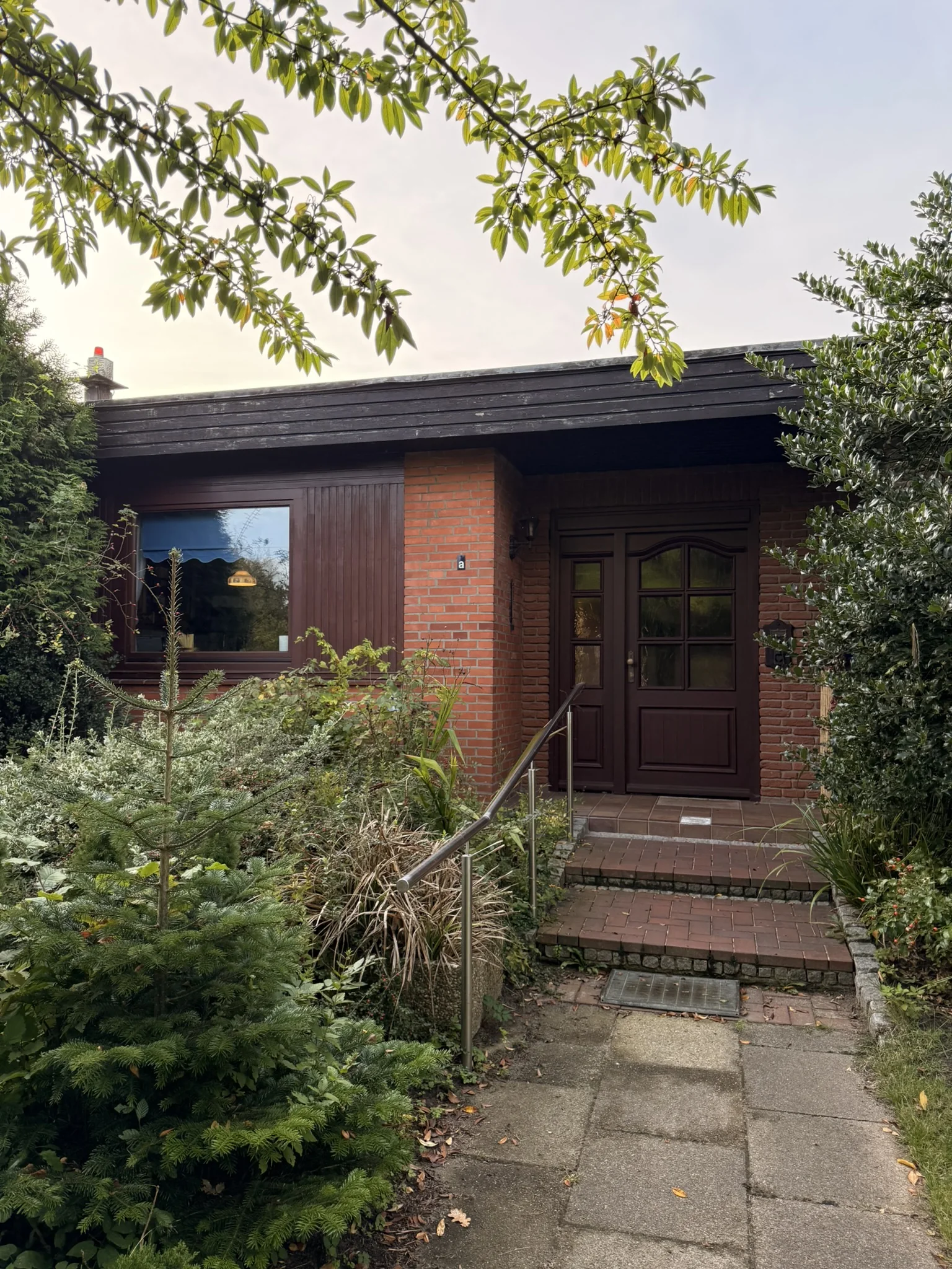 Bungalow in Hamburg-Marmstorf – Hauseingang mit Vorgarten