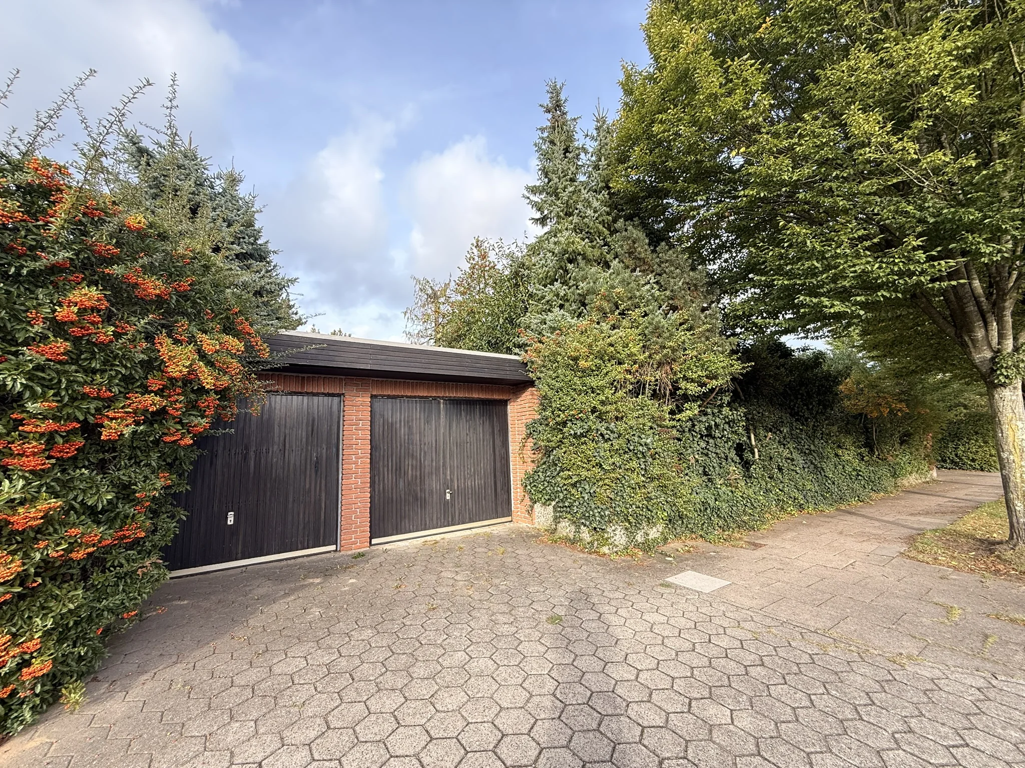 Bungalow in Hamburg-Marmstorf – Doppelgarage am Haus