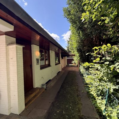 rechte Hausseite zur Garage